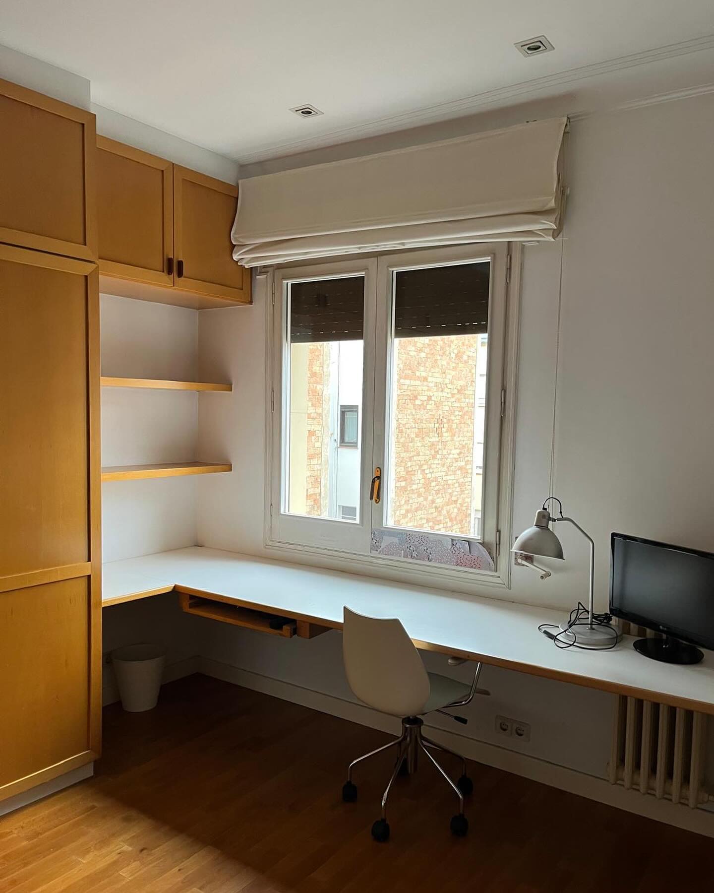 Pintor profesional aplicando pintura en vivienda